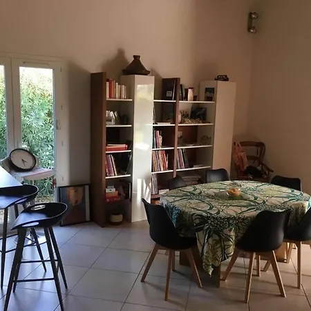 Aux Portes De La Camargue Entre Nîmes Et Arles