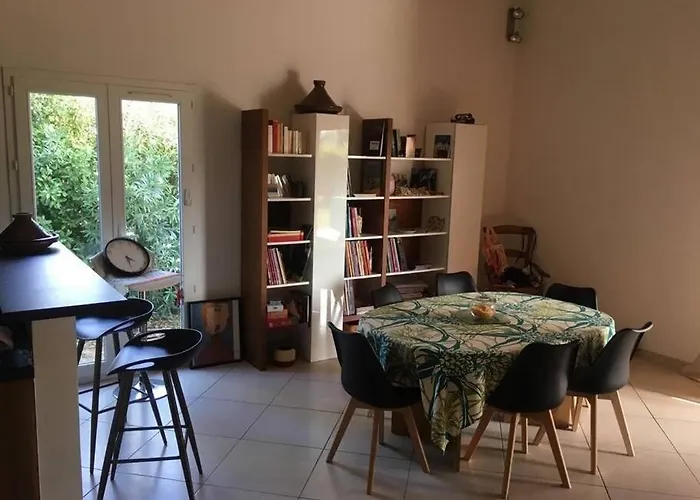 Aux Portes De La Camargue Entre Nimes Et Arles